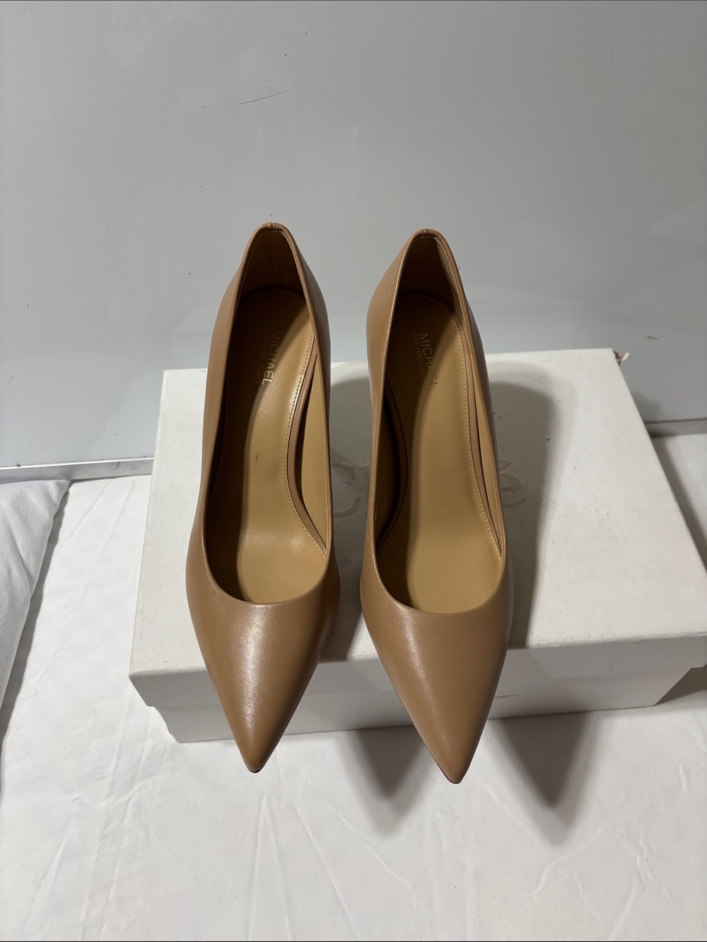 Michael Kors Taupe Pointed-Toe Leather Pumps. NWOT - Picture 2 of 10